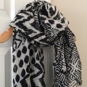 SOLD!! Scarf (BOGO 1/2 OFF ALL SCARVES 🤑)